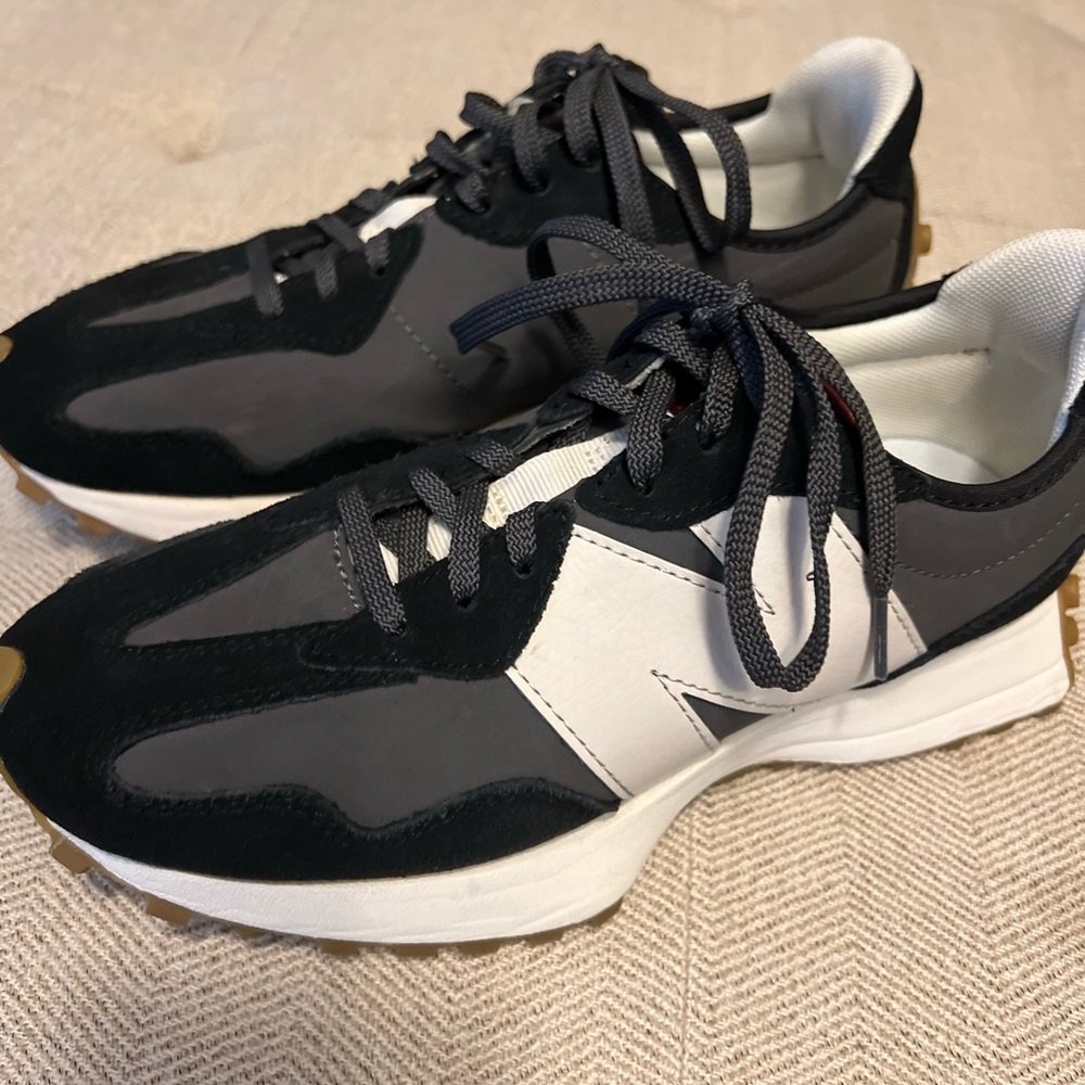 Authentic New balance 327 - WOMENS Black White Size 7.5